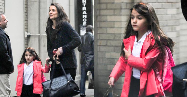 Suri Cruise desfila seu uniforme escolar em passeio com a mãe
