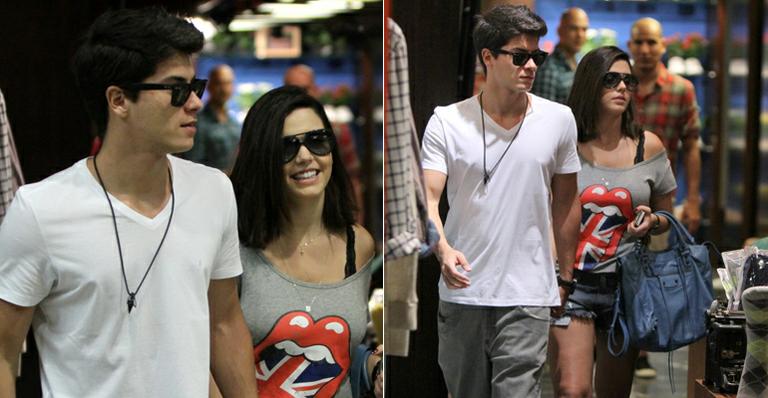 Giovanna Lancellotti e Arthur Aguiar passeiam em clima de romance por shopping do Rio de Janeiro
