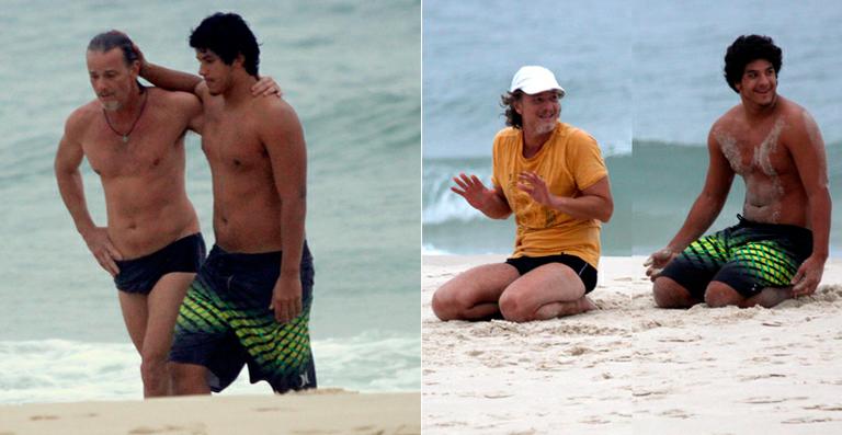 Marcello Novaes se exercita com o filho na praia