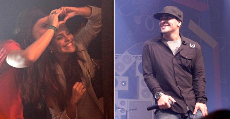 Paloma Bernardi faz sinal de coração para Thiago Martins durante show do Trio Ternura