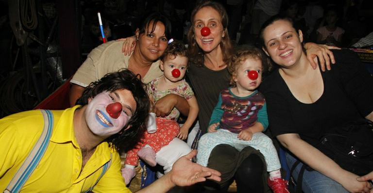 No Rio de Janeiro, Betty Gofman e suas gêmeas Alice e Helena se divertem no circo