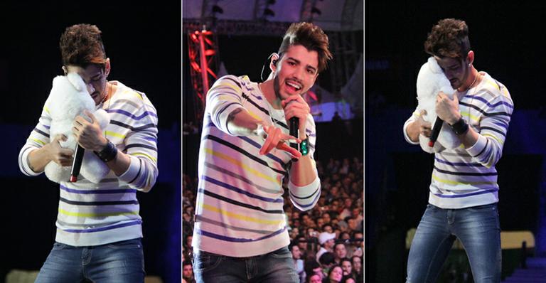 Gusttavo Lima dança com ursinho em show