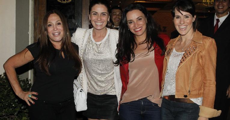 Acompanhadas de seus amados, atrizes se reúnem em noite de pizza