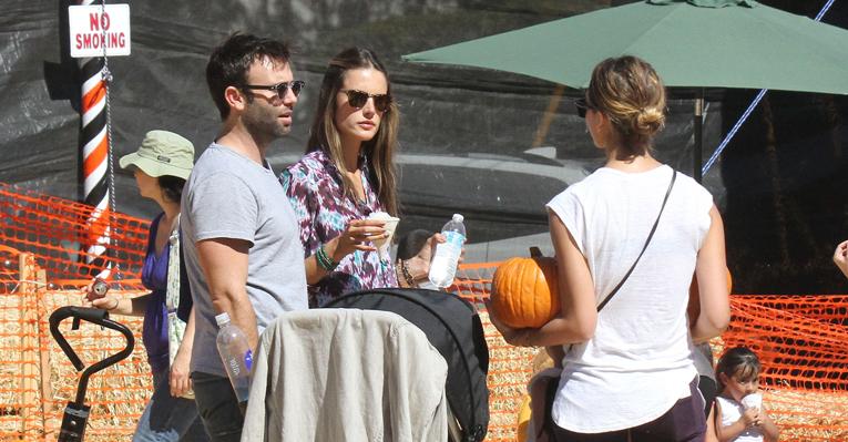 Alessandra Ambrosio e Jessica Alba se encontram em plantação de abóbora