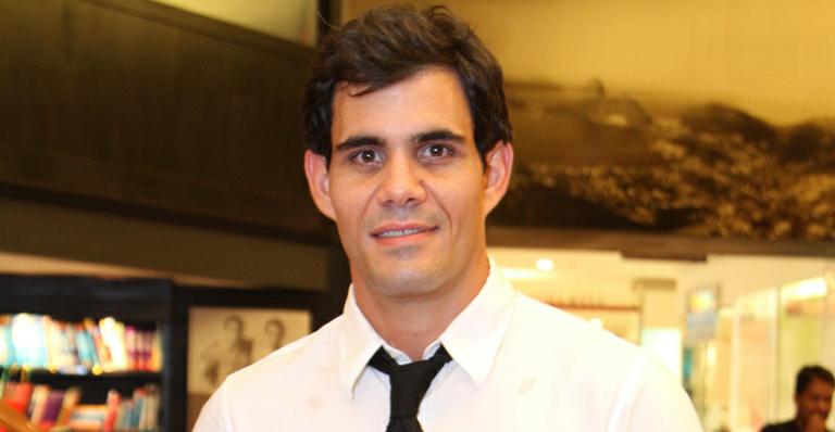Juliano Cazarré não curte tirar fotos com fãs