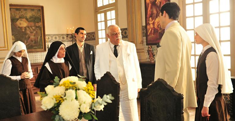 Mundinho (Mateus Solano) não consegue tirar Gerusa (Luiza Valdetaro) do convento em ‘Gabriela’