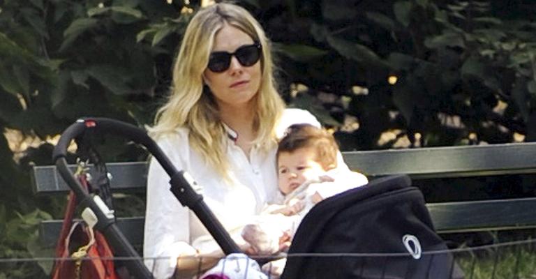 Sienna Miller curte passeio com a filha