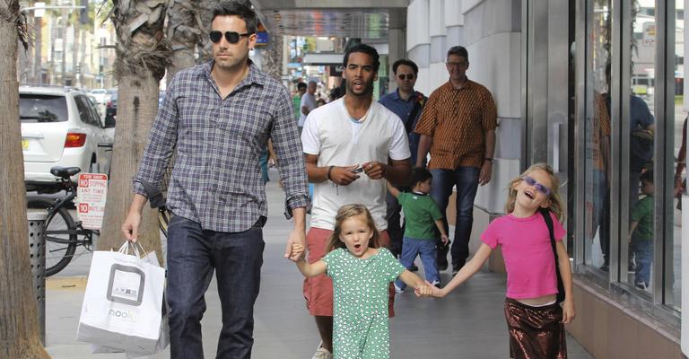 Ben Affleck faz passeio com as filhas na Califórnia