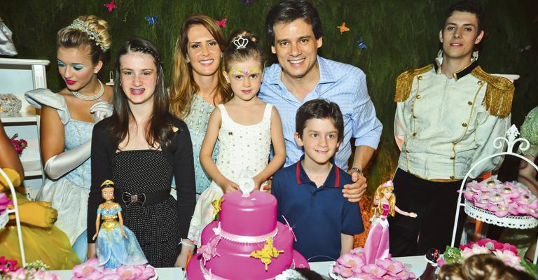 Celso Portiolli faz festa dupla para os filhos em São Paulo