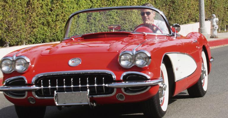 George Clooney relaxa em Los Angeles em passeio de carro