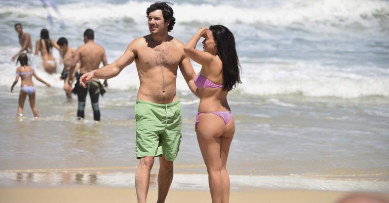 Suzana Pires relaxa com o namorado Diogo Sacco no Rio