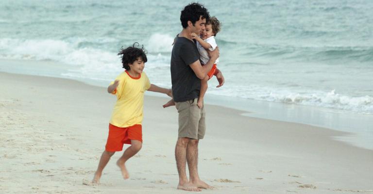 Caio Blat tem momento de lazer com os filhos na praia
