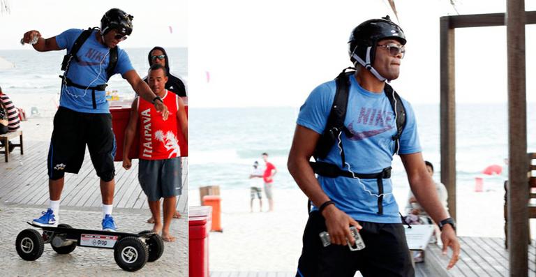Depois de vitória no UFC Rio, Anderson Silva anda de skate pelas ruas da Barra da Tijuca