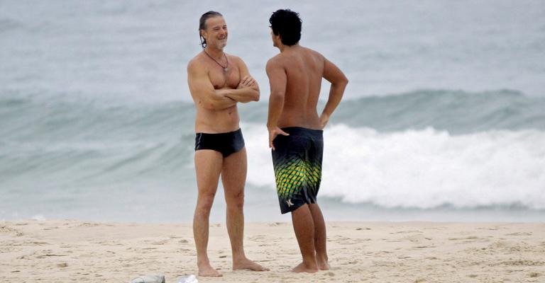 Marcello Novaes se exercita ao lado do filho na Barra da Tijuca