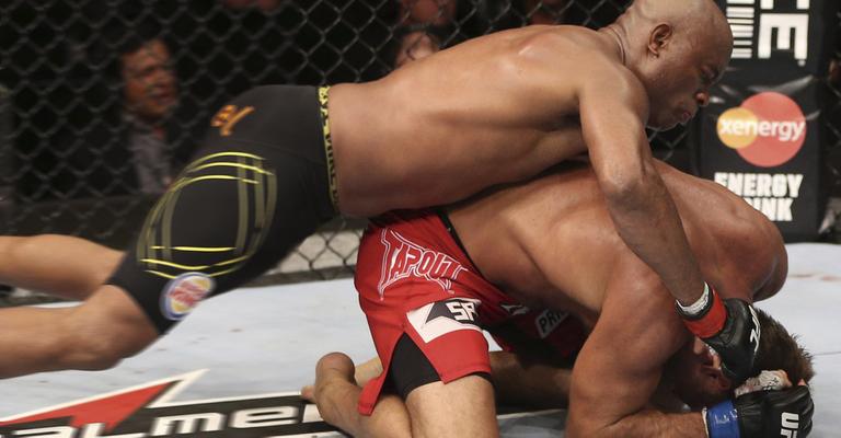 O nocaute espetacular de Anderson Silva no UFC