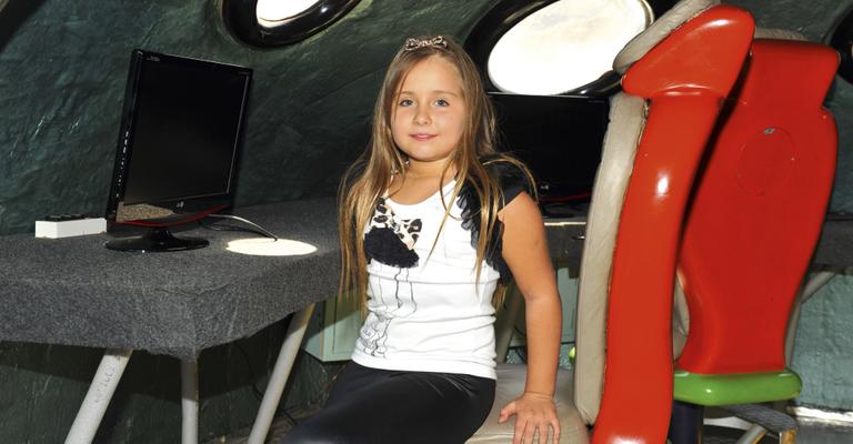 Cheia de estilo, Jesuela Moro se diverte em parque temático