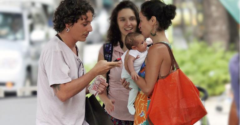 Claudia Ohana passeia com o neto em Ipanema