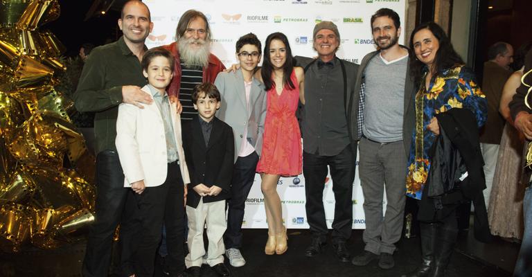 Zé de Abreu e Caco Ciocler se reúnem com equipe de filme