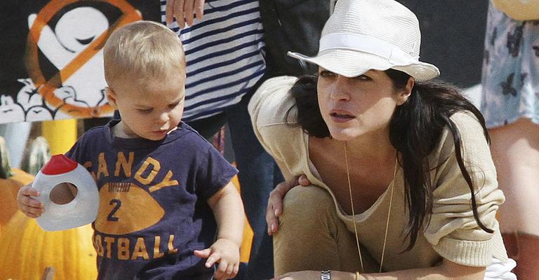 Selma Blair prepara festa de Halloween com o filho