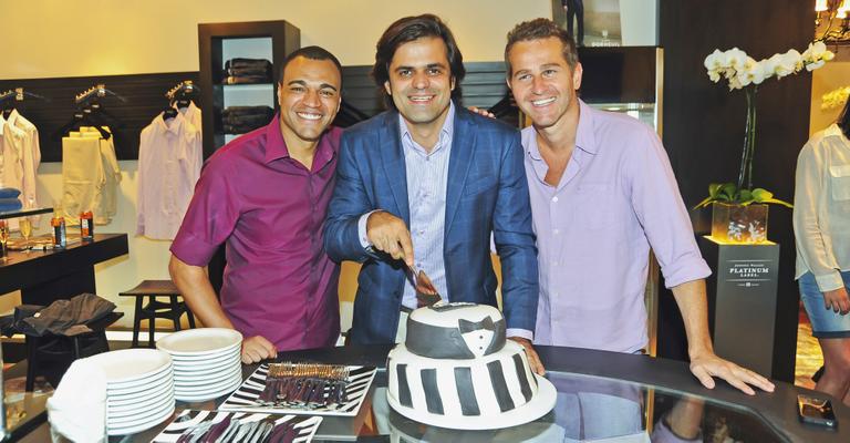 Ao lado da noiva, Carlos Machado festeja sucesso de João Camargo