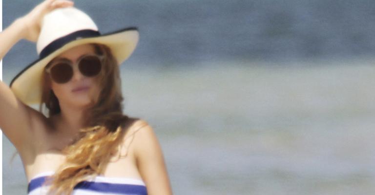 Paulina Rubio se diverte com o filho em praia de Miami