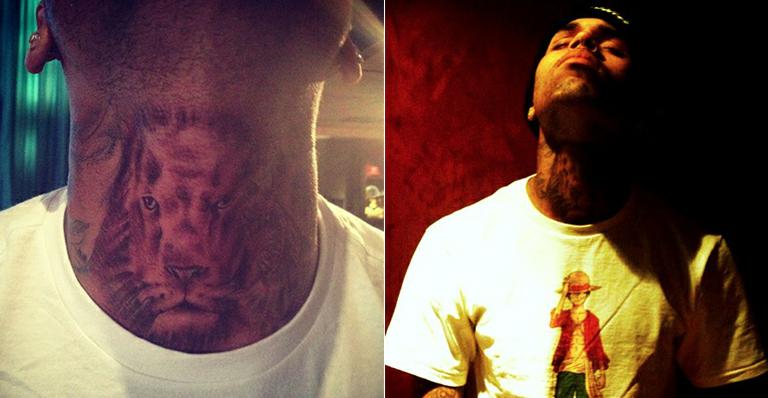 Chris Brown tatua leão no pescoço e mostra fotos para fãs em rede social