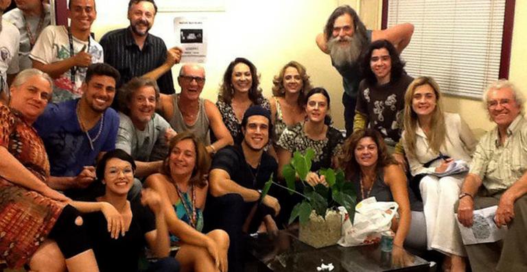 Elenco de ‘Avenida Brasil’ se reúne para ver os últimos capítulos