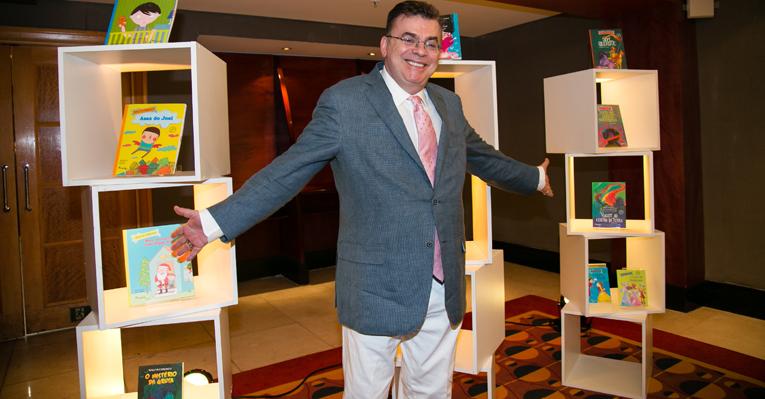 Walcyr Carrasco inaugura biblioteca em São Paulo e reencontra obras da juventude