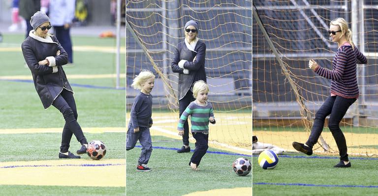 Naomi Watts joga bola com os filhos nos EUA