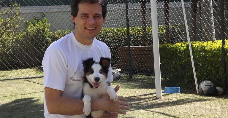 Celso Portiolli adota filhote do cãozinho Fenômeno, o Rabito da novela ‘Carrossel’