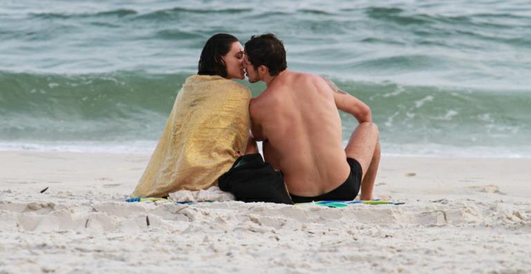 José Loreto e Débora Nascimento namoram em praia do Rio de Janeiro