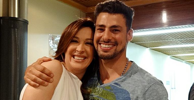 Nos bastidores de ‘Salve Jorge’, Claudia Raia recebe a visita de Cauã Reymond: ‘Ele é meu filhão’