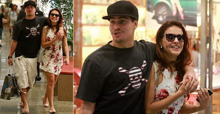 A cumplicidade do casal Thiago Martins e Paloma Bernardi durante passeio pelo shopping