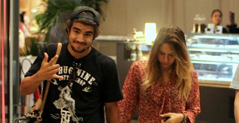 Novo Amor? Caio Castro é visto em companhia feminina em shopping do Rio de Janeiro