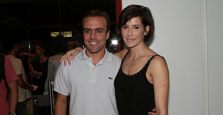 O casal Deborah Secco e Roger Flores prestigia a estreia do musical ‘Gonzagão, A Lenda’