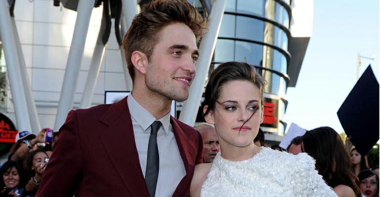 Kristen Stewart e Robert Pattinson trocam mensagens de texto diariamente, diz site