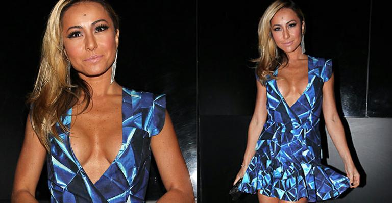 Sensual, Sabrina Sato abusa do decote
