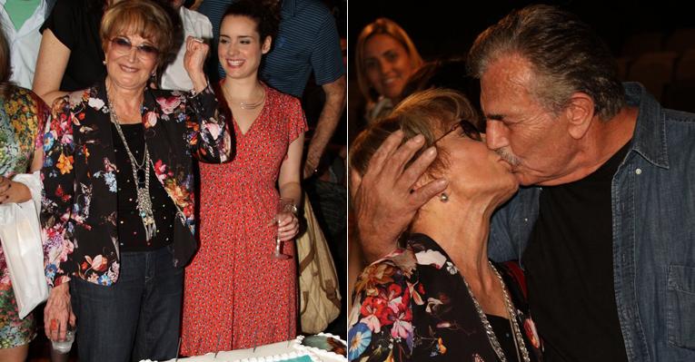 Glória Menezes completa 78 anos e ganha o carinho do amado no teatro
