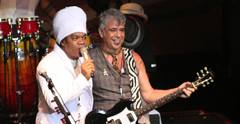 Lulu Santos recebe Carlinhos Brown em show na Bahia