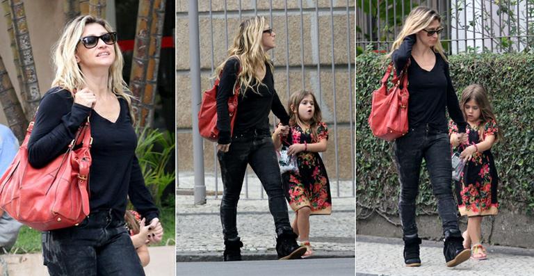 Após ‘Avenida Brasil’, Amora Mautner passeia com a filha