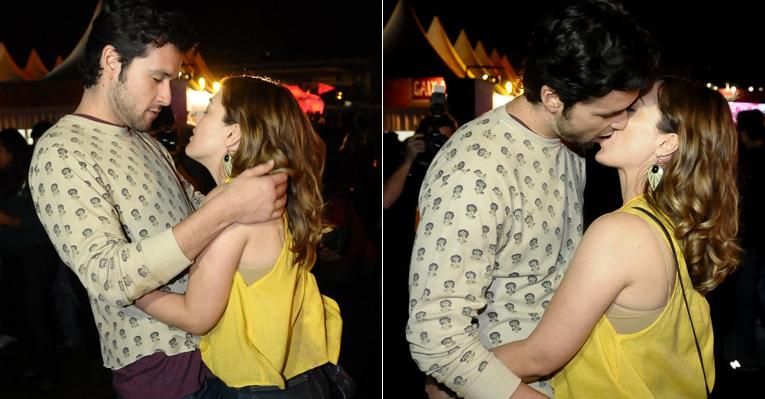 Sergio Marone e Karine Carvalho gravam cena de beijo em festival