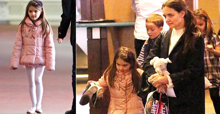 Suri Cruise aproveita o domingo em boliche ao lado da mãe, Katie Holmes
