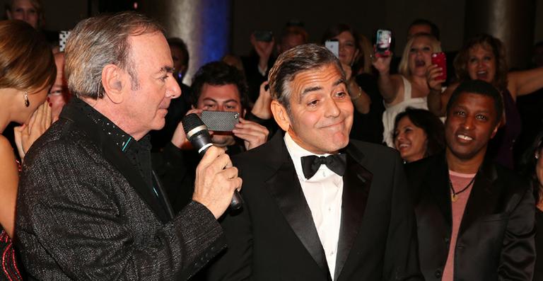 George Clooney surpreende plateia ao cantar com Neil Diamond