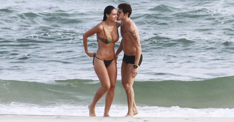 Débora Nascimento e José Loreto: namoro à beira-mar