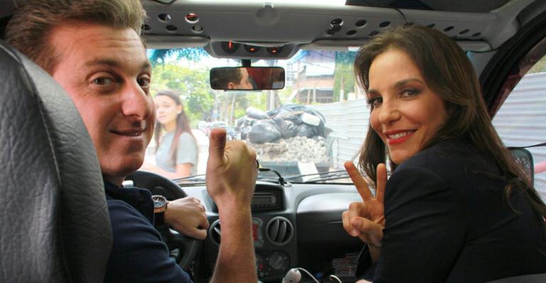 Luciano Huck leva Ivete para bate-papo em táxi no ‘Caldeirão’