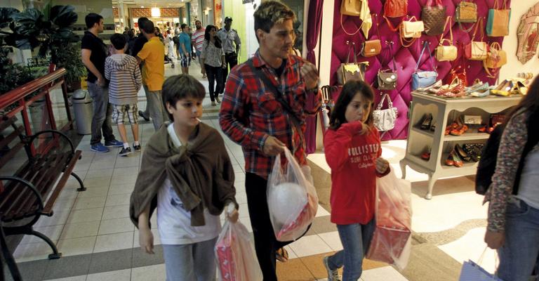 André Gonçalves compra presentes para os filhos
