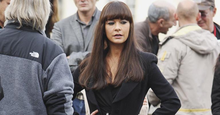Catherine Zeta-Jones muda o visual para ‘Red 2’