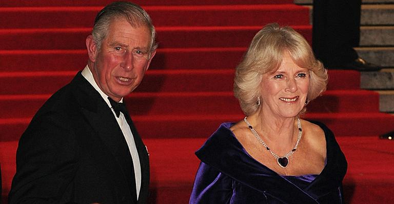 Charles e Camilla prestigiam première mundial de ‘007 – Operação Skyfall’