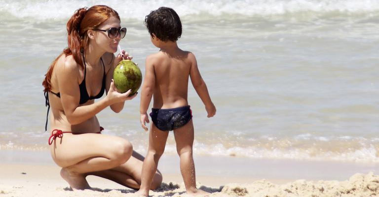 Solteira, Mariah Rocha curte filho