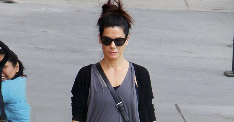 Sandra Bullock em passeio informal com o filho, Louis